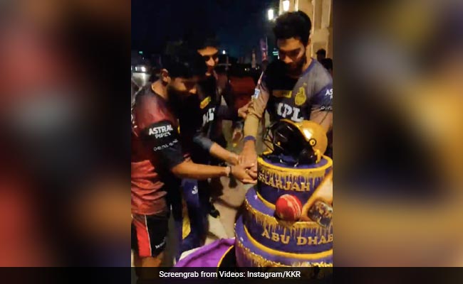 दिल्ली को हराकर फाइनल में पहुंचने के बाद KKR खिलाड़ियों ने एक-दूसरे के साथ खेली ‘केक की होली’, देखें जश्न का पूरा Video