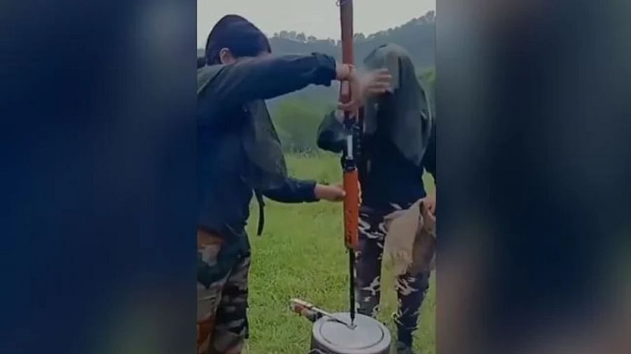 इन महिलाओं ने कुकर की सीटी की जगह लगा दी बंदूक, लोगों ने कहा- ये इंडिया का जुगाड़ है!