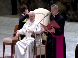 पोप फ्रांसिस की टोपी खींचने लगा ये मासूम बच्चा, लोगों ने कहा- कितना क्यूट है! पोप फ्रांसिस की टोपी खींचने लगा ये मासूम बच्चा, लोगों ने कहा- कितना क्यूट है!