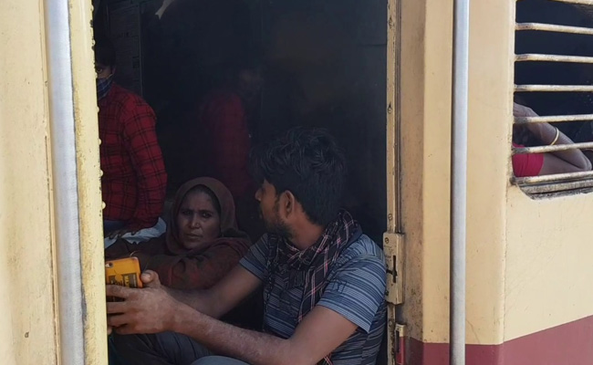 कश्मीर में टारगेट किलिंग के बाद भय का माहौल, घाटी से पलायन कर रहे हैं प्रवासी