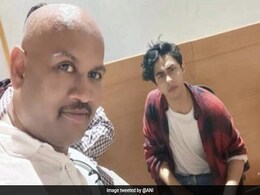 Man In Viral Selfie With Aryan Khan Is... Maharashtra Minister's Claim Man In Viral Selfie With Aryan Khan Is... Maharashtra Minister's Claim