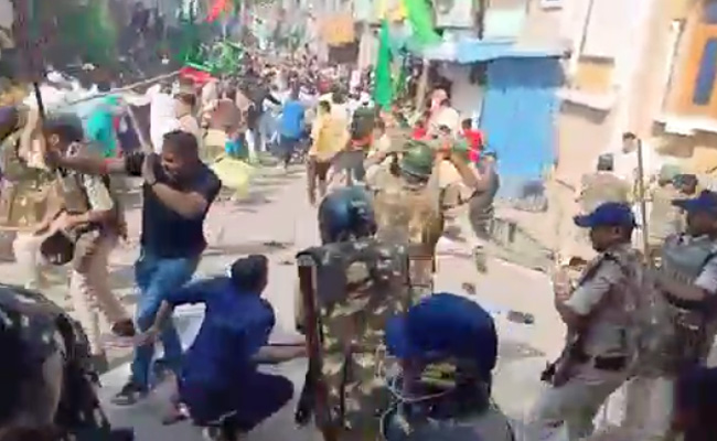 Police <i>Lathi</i> Charge At Eid Milad-un-Nabi Procession In Madhya Pradesh