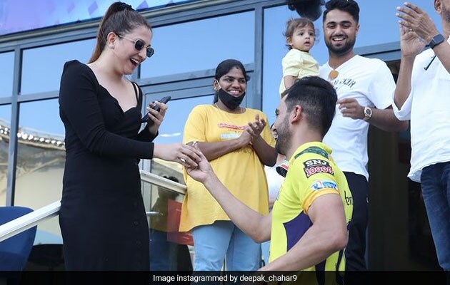 जिस लड़की को दीपक चाहर ने घुटनों पर बैठकर किया प्रपोज, जानें कौन हैं, बहन मालती बोलीं, दिल्ली की लड़की है