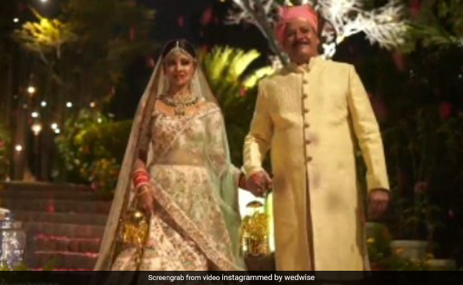 दुल्हन ने पापा और दोस्तों के साथ की गजब एंट्री, दूल्हे के लिए किया कुछ ऐसा, Video देख आंख में आ जाएंगे आंसू