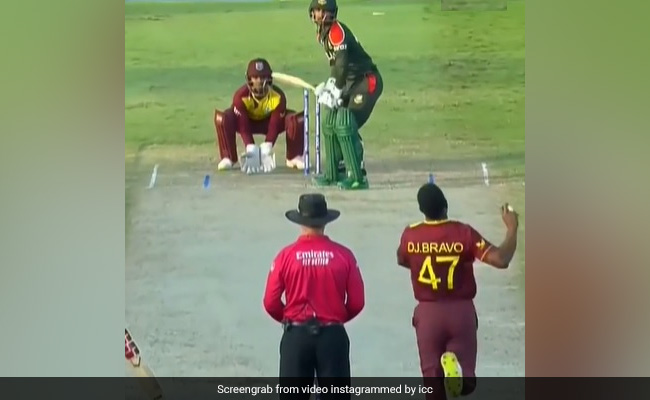 T20 WC: अजब-गजब ! ड्वेन ब्रावो की 1 गेंद पर बने 10 रन, हर कोई हैरान, देखें Video