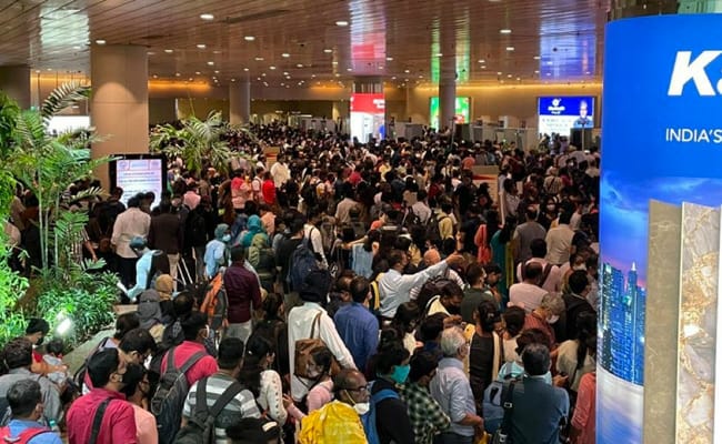 मुंबई एयरपोर्ट पर भीड़ की वजह से मची अफरातफरी तो एक्टर बोले- डरावना दृश्य
