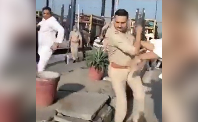 VIDEO: पुलिस से धक्का-मुक्की कर निकला जयंत चौधरी का काफिला, लखीमपुर खीरी के लिए रवाना&nbsp;