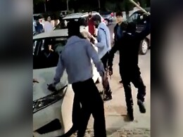 VIDEO: नोएडा की  सोसाइटी में मामूली बात पर सिक्युरिटी गार्ड्स ने रेसीडेंट की बेरहमी से की पिटाई VIDEO: नोएडा की  सोसाइटी में मामूली बात पर सिक्युरिटी गार्ड्स ने रेसीडेंट की बेरहमी से की पिटाई