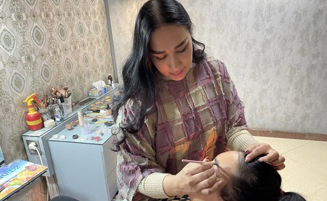 In Taliban-Controlled Kabul, Beauty Salon Serves As Safe Haven For Women