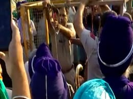 किसानों के प्रदर्शन स्थल पर शख्स की पीट-पीटकर हत्या, बैरिकेड से बांधकर काट डाली कलाई, शव लटकाया किसानों के प्रदर्शन स्थल पर शख्स की पीट-पीटकर हत्या, बैरिकेड से बांधकर काट डाली कलाई, शव लटकाया
