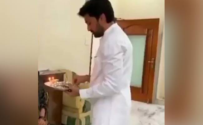 पिता की फोटो पीछे रख रितेश देशमुख ने की मां की पूजा, लोग बोले- बेटा हो तो ऐसा...देखें Video