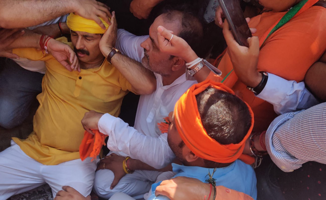 BJP MP Manoj Tiwari Injured In Protest Outside Arvind Kejriwal's Home
