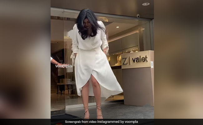 Sushmita Sen का फिसला पैर गिरते-गिरते बचीं एक्ट्रेस बोलीं- अरे बाप रे अभी गिरती मैं...वीडियो वायरल 