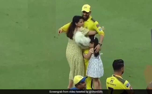 IPL 2021 Final: सीएसके की जीत के बाद धोनी से गले लगने दौड़ी चली आई साक्षी, देखें Video