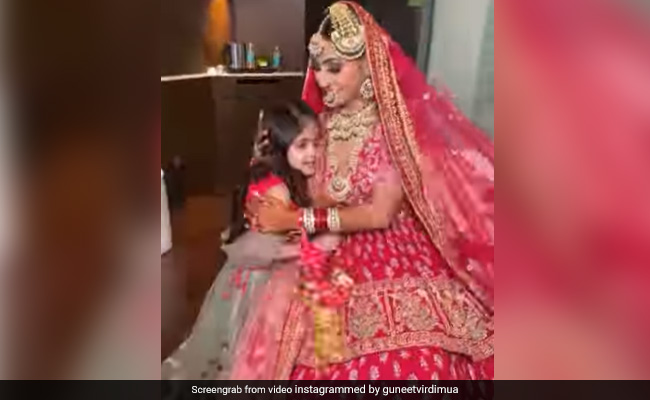 मां को दुल्हन बने देख छोटी बच्ची ने दिया ऐसा रिएक्शन, Video देख इमोशनल हो जाएंगे आप