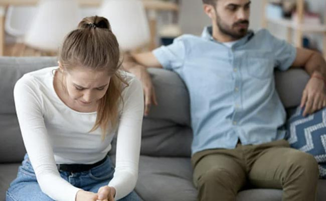 One-Sided Relationship : रिश्ते में लगातार माफी मांग रहे हैं तो अलर्ट हो जाइए, ये एक तरफा रिश्ते का साइन है