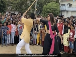 खेसारी लाल यादव की हरकत पर काजल राघवानी को आया गुस्सा, भीड़ के आगे चला दी लाठी- देखें वीडियो खेसारी लाल यादव की हरकत पर काजल राघवानी को आया गुस्सा, भीड़ के आगे चला दी लाठी- देखें वीडियो