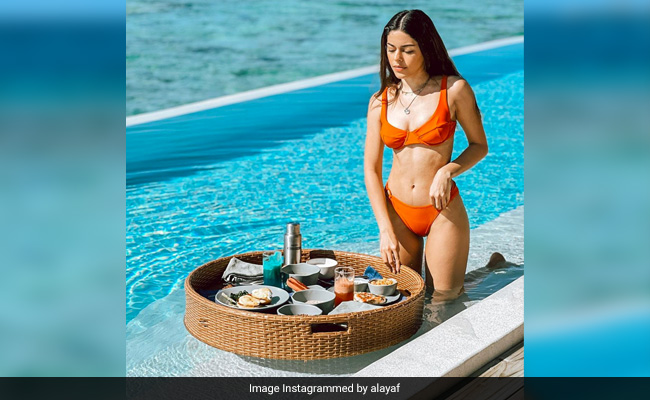 Just Alaya Furniturewalla Having Breakfast In A Pool In The Maldives. See Stunning Pics