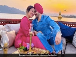 नेहा कक्कड़ ने पति रोहनप्रीत संग बीच समंदर में यूं मनाई शादी की पहली सालगिरह, शेयर की रोमांटिक तस्वीरें नेहा कक्कड़ ने पति रोहनप्रीत संग बीच समंदर में यूं मनाई शादी की पहली सालगिरह, शेयर की रोमांटिक तस्वीरें