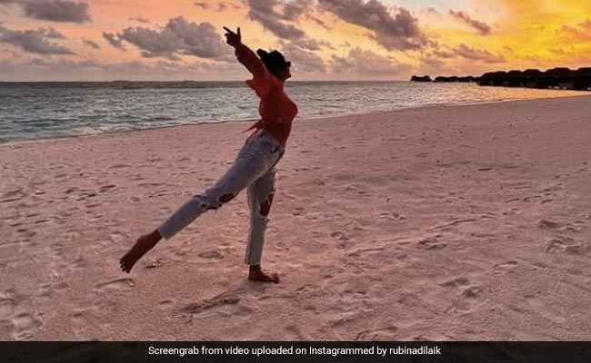 Rubina Dilaik मालदीव में सनसेट का मजा लेती आईं नजर, तस्वीरें हुई वायरल