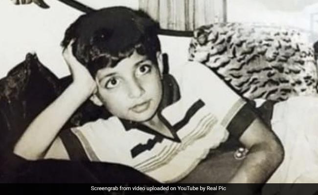 फोटो में दिखाई देता ये मासूम बच्चा बॉलीवुड सुपरस्टार होने के साथ बना है लाखों लोगों का मसीहा, क्या आप पहचान पाए इसे...