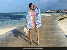 सोफी चौधरी ने मालदीव से शेयर कीं ग्लैमरस Photos, देखें एक्ट्रेस का अंदाज सोफी चौधरी ने मालदीव से शेयर कीं ग्लैमरस Photos, देखें एक्ट्रेस का अंदाज