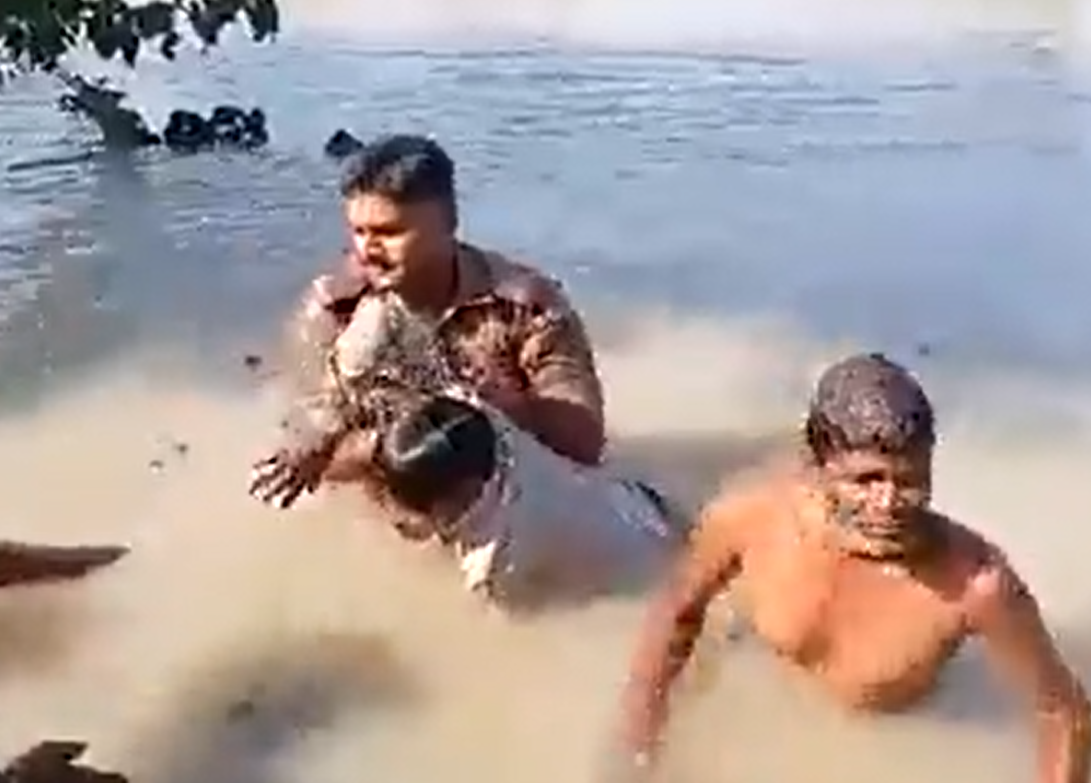 गर्व है! गहरा पानी और तेज बहाव से लड़कर इस पुलिसवाले ने एक बच्चे की ज़िंदगी बचाई