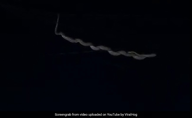 सड़क के ऊपर लगे तार पर लटका था विशालकाय सांप, नीचे से जा रहे थे लोग, तभी गिरा सांप और फिर... - देखें Shocking Video