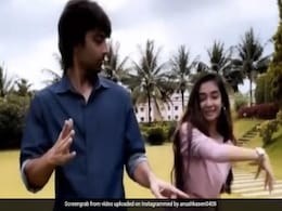 अनुष्का सेन ने हिमांश कोहली के संग 'ब्लू है पानी पानी' सॉन्ग पर किया जबरदस्त डांस, बार-बार देखा जा रहा Video अनुष्का सेन ने हिमांश कोहली के संग 'ब्लू है पानी पानी' सॉन्ग पर किया जबरदस्त डांस, बार-बार देखा जा रहा Video