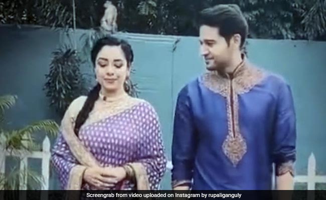 Rupali Ganguly ने को-स्टार संग 'Raataan Lambiyan' सॉन्ग पर किया रोमांटिक डांस, देख फैन्स के यूं आए रिएक्शन...