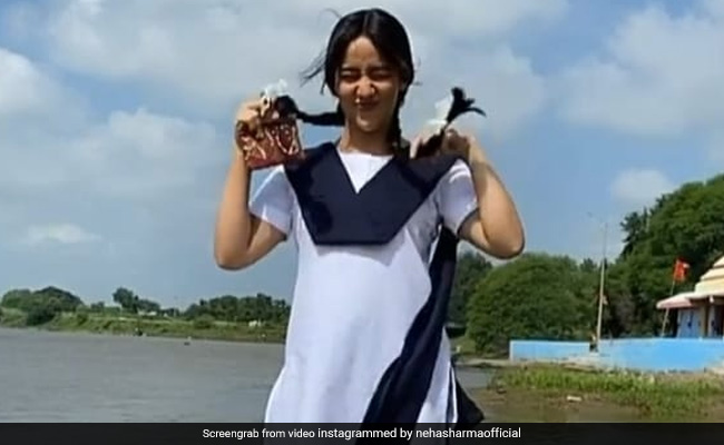 दो चोटी बांध स्कूल की ड्रेस में इतराते हुए बॉलीवुड अभिनेत्री ने शेयर किया वीडियो, पहचाने तो जाने...