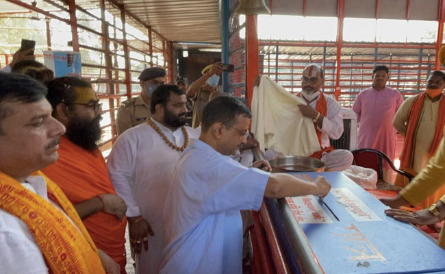 Arvind Kejriwal Offers Prayers At Hanuman Garhi Temple In Ayodhya
