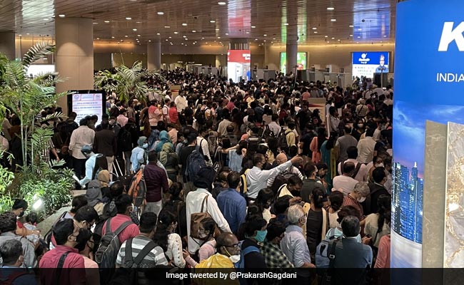 VIDEO: यात्रियों से खचाखच भरा मुंबई एयरपोर्ट, अफरातफरी के बीच छूटी लोगों की फ्लाइट
