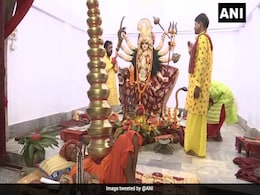 देवी दुर्गा का अनोखा भक्त, गंगाजल से भरे 21 कलश सीने पर रखकर मां की पूजा, ये पुजारी 25 सालों से कर रहे ऐसा अनुष्ठान देवी दुर्गा का अनोखा भक्त, गंगाजल से भरे 21 कलश सीने पर रखकर मां की पूजा, ये पुजारी 25 सालों से कर रहे ऐसा अनुष्ठान