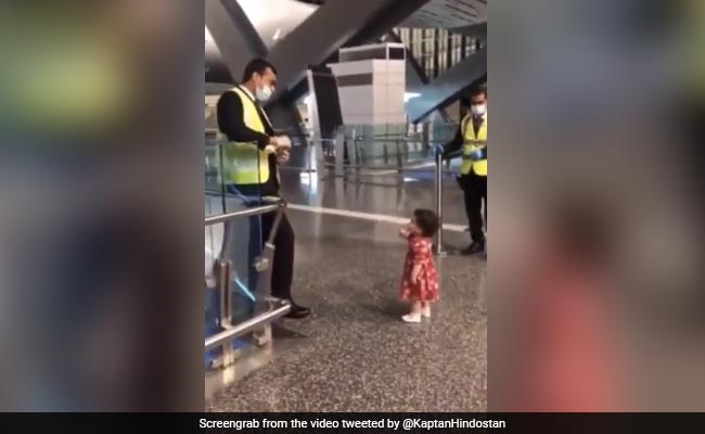 छोटी सी बच्ची ने Airport Security से पूछा- क्या वो जाने से पहले अपनी अंटी को गले लगा सकती है, Video ने जीता लोगों का दिल