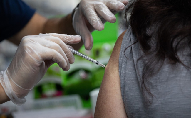 Omicron के खिलाफ प्रभावी सुरक्षा दे सकता है Corona Vaccine का Booster Shot : नई रिसर्च