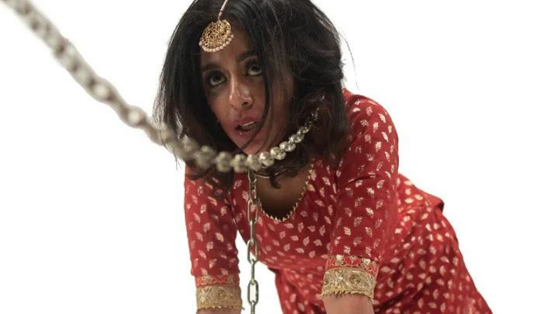 जंज़ीर से जकड़ी हुई ये महिला पाकिस्तान की है, आज़ादी के लिए आवाज़ उठा रही है