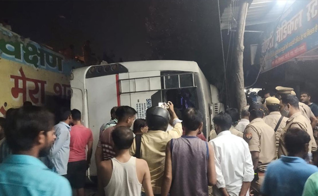 गाजियाबाद में दर्दनाक हादसा, फ्लाईओवर से नीचे गिरी बस, दो की मौत