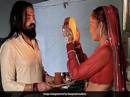 सपना चौधरी ने शेयर कीं करवाचौथ की Photos तो पति वीर साहू का लुक देख हैरान हुए फैन्स, बोले- ये किस से शादी कर ली! सपना चौधरी ने शेयर कीं करवाचौथ की Photos तो पति वीर साहू का लुक देख हैरान हुए फैन्स, बोले- ये किस से शादी कर ली!