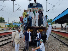 बारिश के बीच किसानों ने पूरे UP में रोकी ट्रेनें, कई जगह पुलिस को चकमा देकर पटरियों तक पहुंचे किसान बारिश के बीच किसानों ने पूरे UP में रोकी ट्रेनें, कई जगह पुलिस को चकमा देकर पटरियों तक पहुंचे किसान