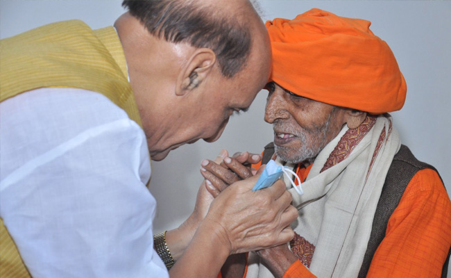 जनसंघ-भाजपा के सबसे बुजुर्ग कार्यकर्ता 106 वर्षीय भुलई भाई से मिले रक्षा मंत्री राजनाथ सिंह
