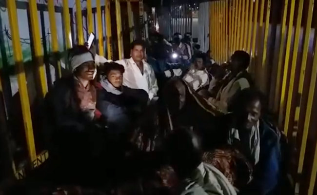 Farmers Spend Night In Queue As Madhya Pradesh Fertiliser Crisis Drags On