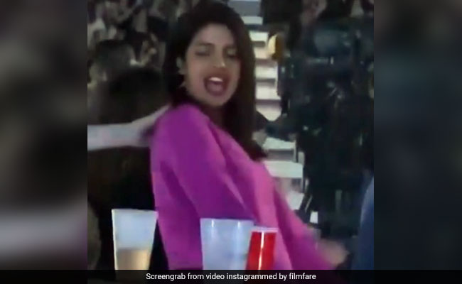पति निक जोनस के म्यूजिक कॉन्सर्ट में झूमती नजर आईं प्रियंका चोपड़ा, वायरल हुआ वीडियो