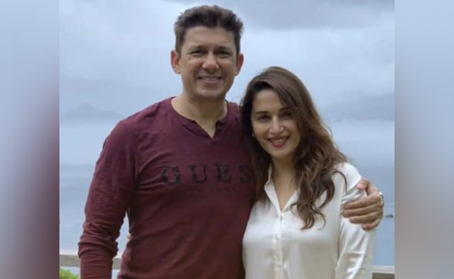 माधुरी दीक्षित ने खास अंदाज में दी पति को 22वीं सालगिरह की बधाई, ‘दिल तो पागल है’ की बीट पर शेयर किया रोमांटिक Video