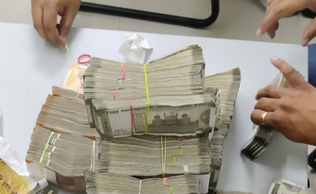 Rs 58 Lakh Cash Detected At Delhi's Lal Quila Metro Station