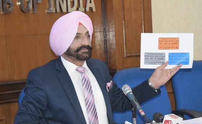 दिल्ली की सड़कों पर दौड़ रही हैं प्रदूषण फैलाने वाली 20 लाख गाड़ियां, दो सालों से नहीं लग रहे कलर कोड वाले स्टिकर