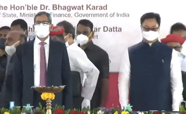 '26% अदालतों में लेडी टॉयलेट और 16% में कोई शौचालय नहीं', कानून मंत्री की मौजूदगी में CJI ने गिनाई कमियां