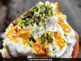 नोट जैसे दिखने वाले पेपर के साथ सर्व हुई मिठाई, ट्विटर पर लोग हैरान... नोट जैसे दिखने वाले पेपर के साथ सर्व हुई मिठाई, ट्विटर पर लोग हैरान...