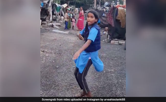 इस लड़की ने स्कूल ड्रेस पहन ‘सेकंड हैंड जवानी’ गाने पर किया धांसू डांस, लोग बोले- बहुत आगे जाओगी...देखें Video