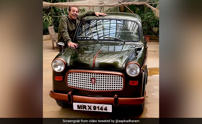 Dharmendra ने अपनी पहली कार दिखाते हुए शेयर किया वीडियो, बोलें- 18 हजार में खरीदी थी